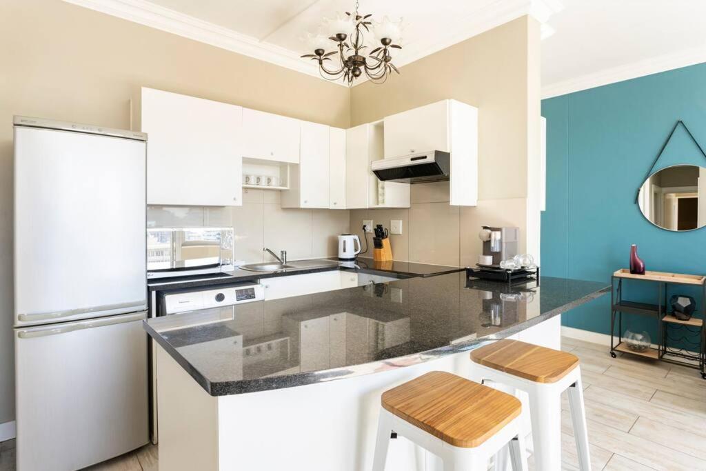 Perspectives On Roeland Apartment